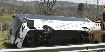 Автобус пропадна в канавка на главния път край Севлиево