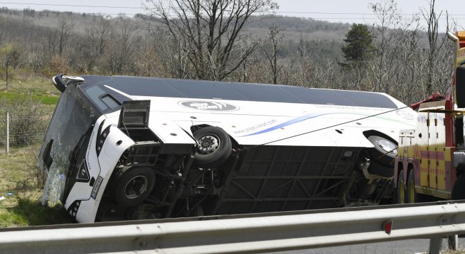 Автобус пропадна в канавка на главния път край Севлиево