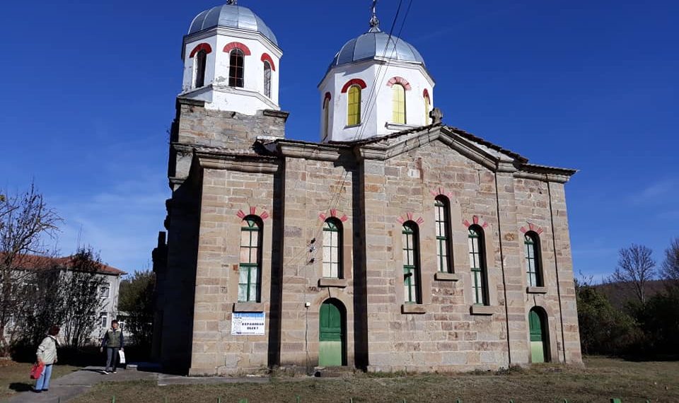 На 105 г. стана църквата в Петко Славейков, осветиха курбан