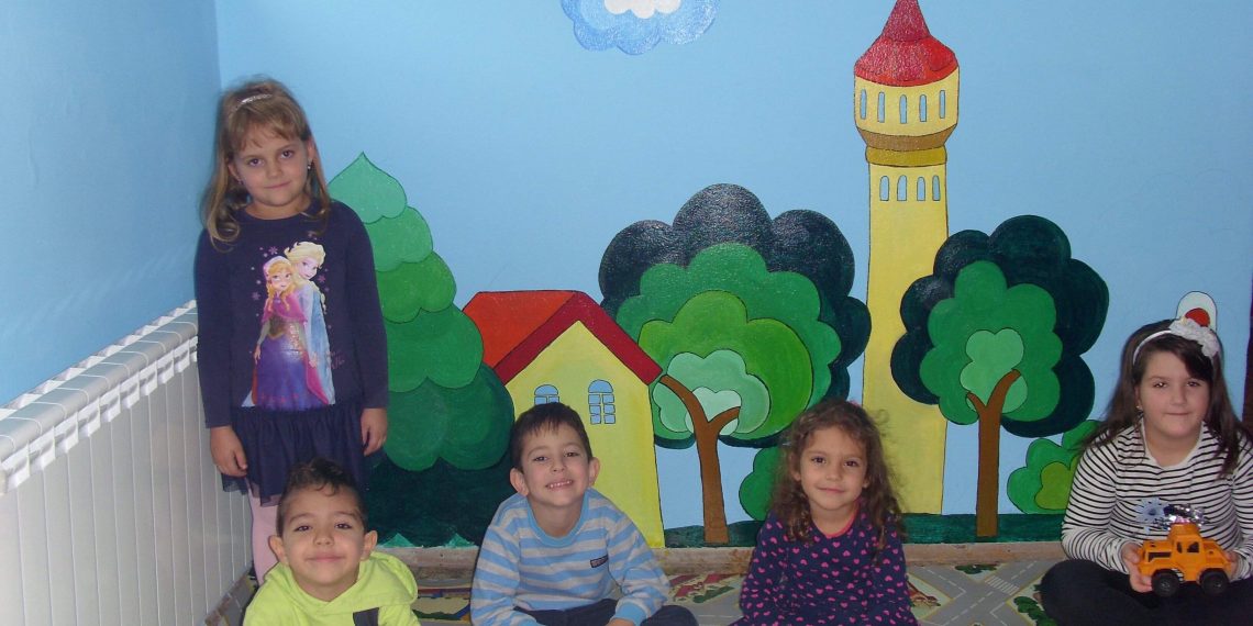 Приказен пейзаж на малчуганите от “Пролет 2” подариха Ренета и Теодора от детски артцентър “Видима”