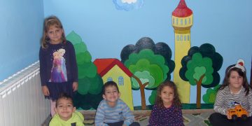 Приказен пейзаж на малчуганите от “Пролет 2” подариха Ренета и Теодора от детски артцентър “Видима”