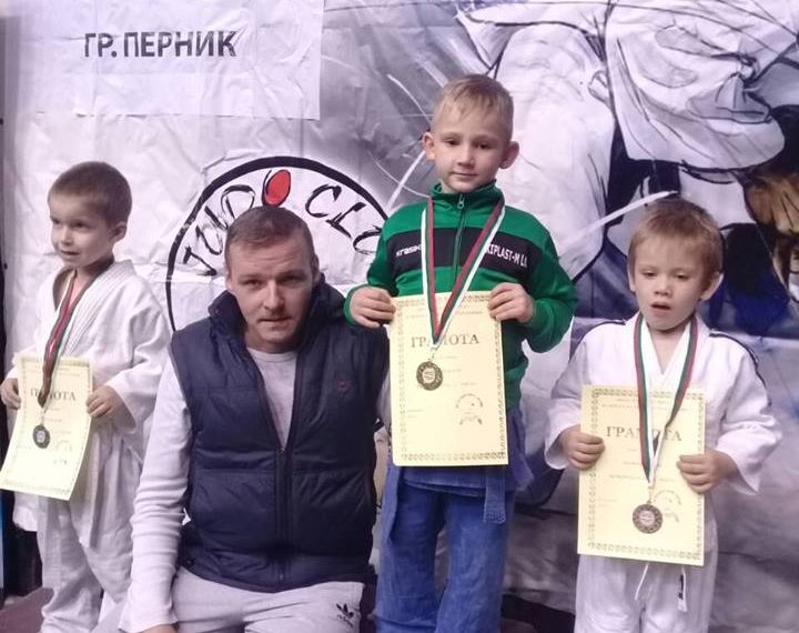 Матвей, Мелиса и Илхан стъпиха на върха в джудото на турнир в Перник