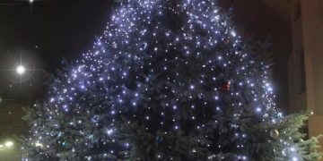 Коледната елха в Севлиево грейна, а Дядо Коледа донесе щастие на малчуганите