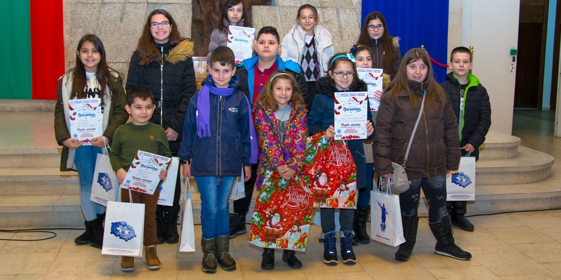 Наградиха добротворци, сътворили картички с коледен дух за самотни възрастни хора