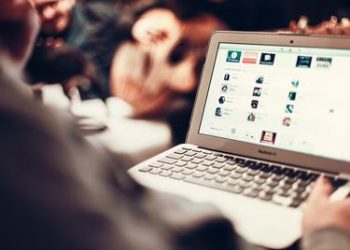 Мъжете от Габровска област по-активни в интернет от жените