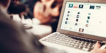 Мъжете от Габровска област по-активни в интернет от жените