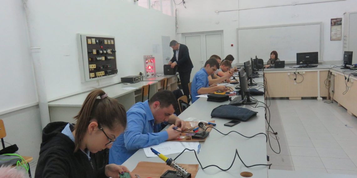 Отлично представяне на ученици от ПГМЕТ в състезанието по приложна електроника “Мога и зная как”