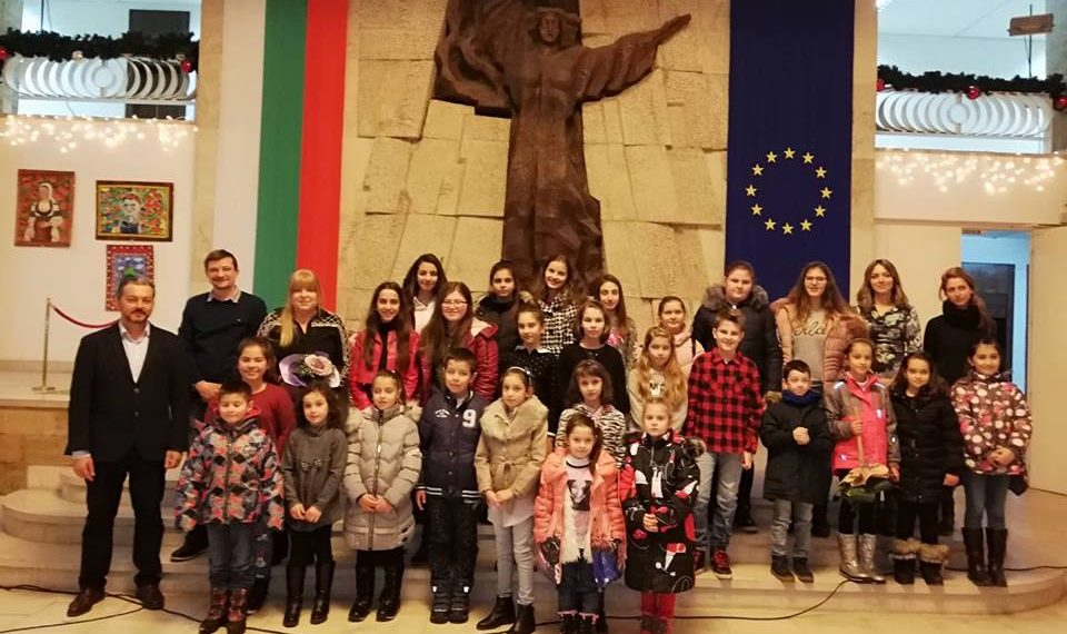 Изложбата на децата от артцентър “Видима” – подарък за сърцето и душата