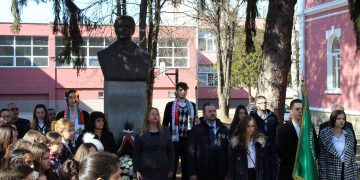 Кметът на община Севлиево Д-р Иван Иванов и председателят на Общинския съвет Здравка Лалева поднесоха венец пред паметника на Васил Левски в града