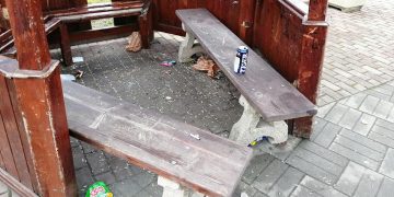 Невръстни деца и тийнейджъри рушат парк “Казармите”, родителите нехаят