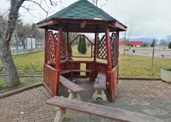 Невръстни деца и тийнейджъри рушат парк “Казармите”, родителите нехаят