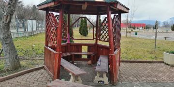 Невръстни деца и тийнейджъри рушат парк “Казармите”, родителите нехаят