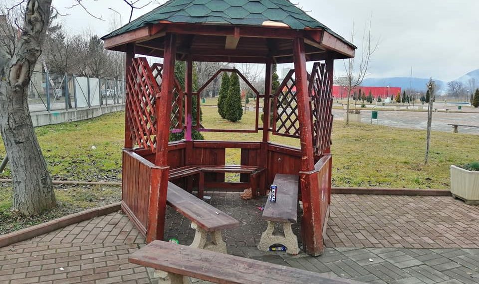 Невръстни деца и тийнейджъри рушат парк “Казармите”, родителите нехаят