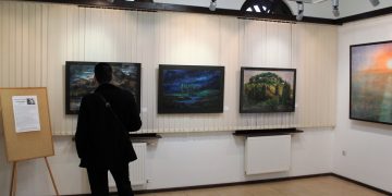 Кметът д-р Иван Иванов удостои Гудрун Георгиев с плакет за направеното дарение на ГХГ „Асен и Илия Пейкови“