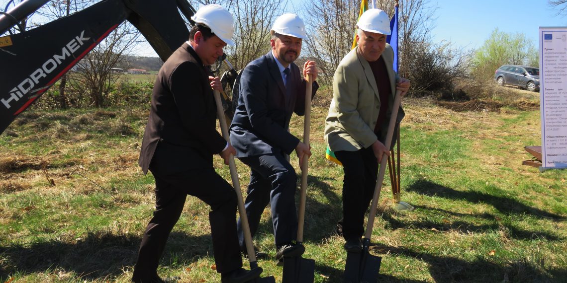 Трима кметове направиха първа копка на системата за разделно събиране и рециклиране на биоотпадъци