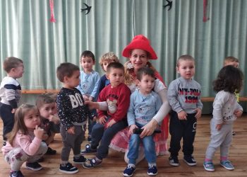 С игрите на баба и дядо, песни, танци, театър, изложби, празнуваха в ДГ “Пролет”