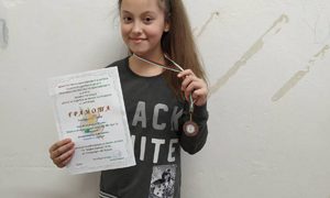 Ирен Владимирова с медал от конкурс за детска рисунка в Сунгурларе