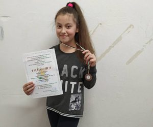 Ирен Владимирова с медал от конкурс за детска рисунка в Сунгурларе