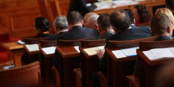 Спират за година социалните помощи на семейства, ако децата не ходят на училище