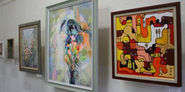 Осмомартенска изложба подредиха талантливи художнички и приложнички