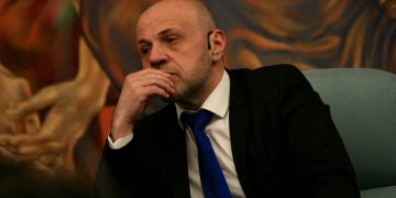 Томислав Дончев праща тайни клиенти по гишетата