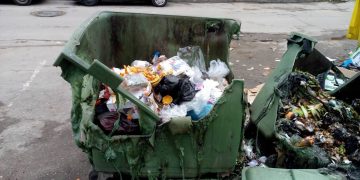 Два пъти за една нощ севлиевските пожарникари гасиха запалени контейнери на ул.”Стара планина”