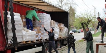 Агенцията за социално подпомагане, БЧК и Община Севлиево раздадоха втория транш хранителни продукти за хората, потребители на социални услуги