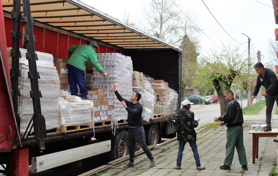 Агенцията за социално подпомагане, БЧК и Община Севлиево раздадоха втория транш хранителни продукти за хората, потребители на социални услуги
