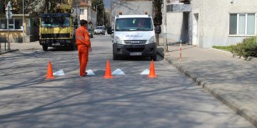 Обновяват пътната маркировка в Севлиево