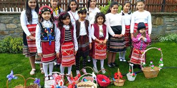 Лазарски песни и нагиздени лазарки