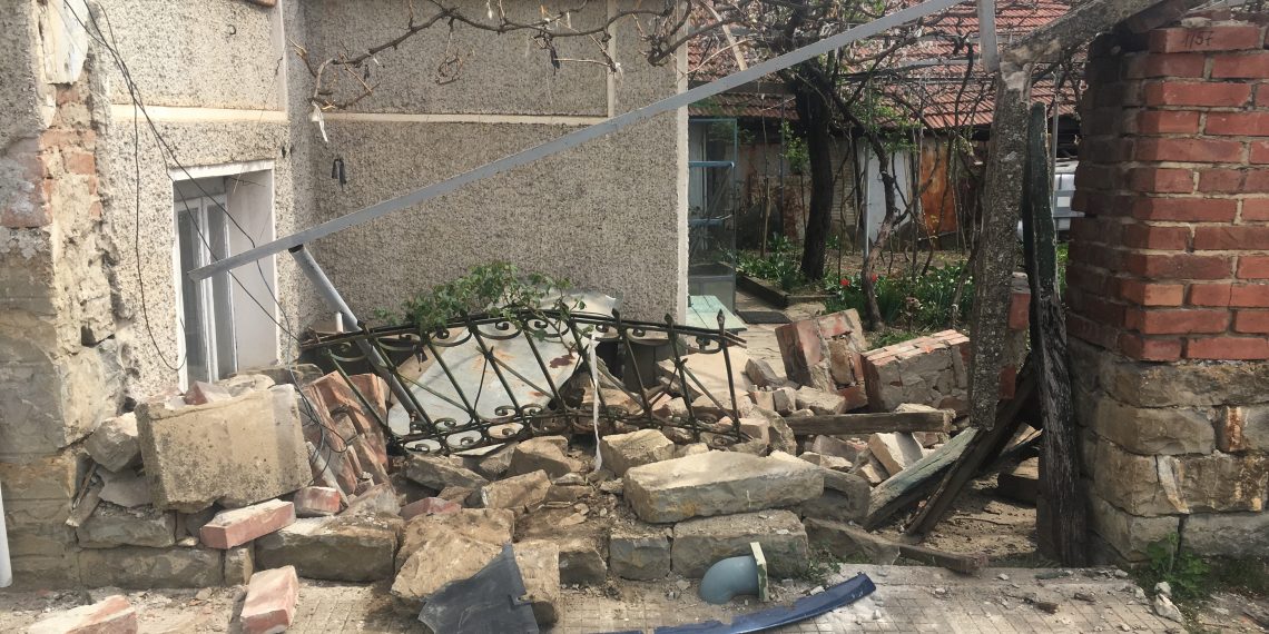 Автоджигит при гонка в центъра на с. Сенник събори каменна ограда на къща и избяга