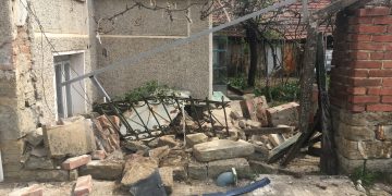 Автоджигит при гонка в центъра на с. Сенник събори каменна ограда на къща и избяга