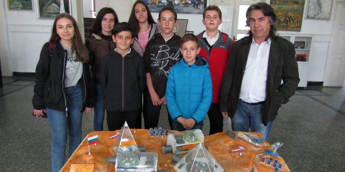 Макет “Космически град на планетата Марс” подариха ракетомоделистите на Музея на съвременното изкуство