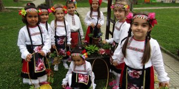 Лазарки от ДГ “Радост 2” пяха и наричаха за здраве и берекет