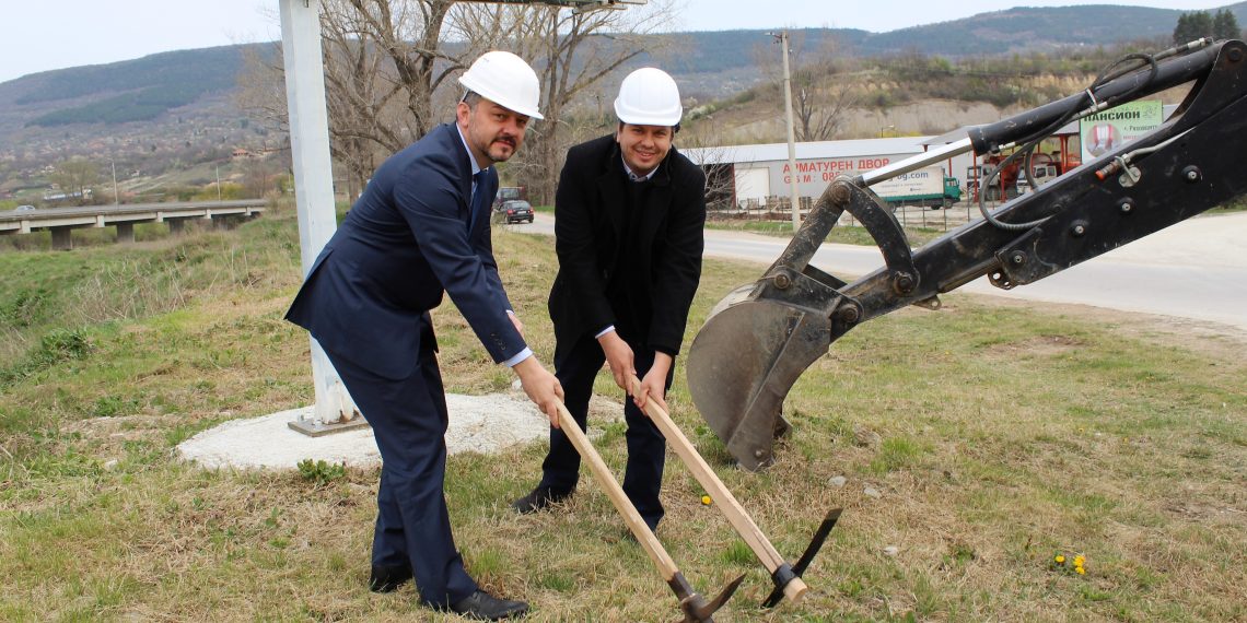 С първа копка стартира ремонтът на пътя до язовира