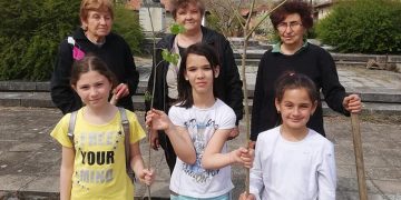 Две фиданки от липа засадиха пред паметника на Дан Колов