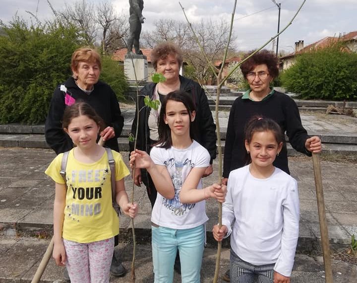 Две фиданки от липа засадиха пред паметника на Дан Колов