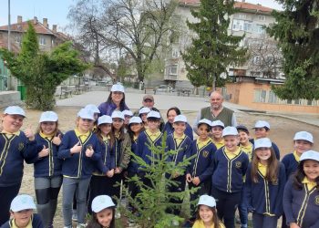 Третокласници засяха дръвче в двора на ОУ “Стефан Пешев”