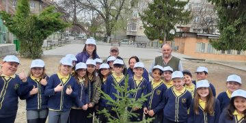 Третокласници засяха дръвче в двора на ОУ “Стефан Пешев”