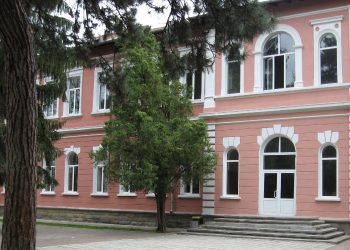 Учениците от 4 “а” клас на СУ “В. Левски” инициират Великденски благотворителен базар