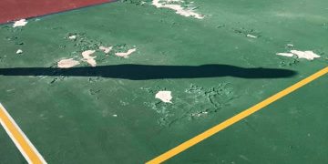 Общината е уведомила фирмата за повредената настилка на игрището в Южния комплекс още през зимата