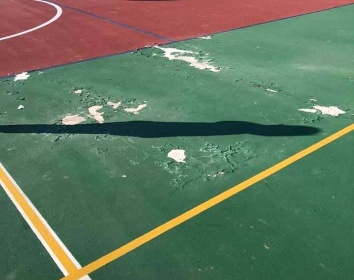 Общината е уведомила фирмата за повредената настилка на игрището в Южния комплекс още през зимата