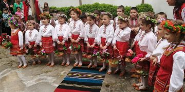 Малки лазарки пяха и танцуваха в Дандоловите къщи