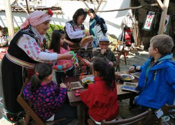 Малчугани тъкаха на стан в рамките на Европейските дни на художествените занаяти