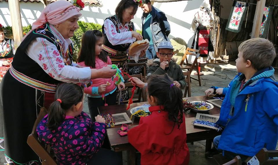 Малчугани тъкаха на стан в рамките на Европейските дни на художествените занаяти
