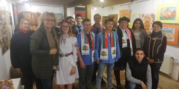 Гимназисти от “Традиции и сцена” и “Съхрани българското” пресъздадоха пролетни обичаи