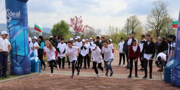 150 деца мериха сили в лекоатлетически крос по повод 85 години “Идеал Стандарт – Видима”