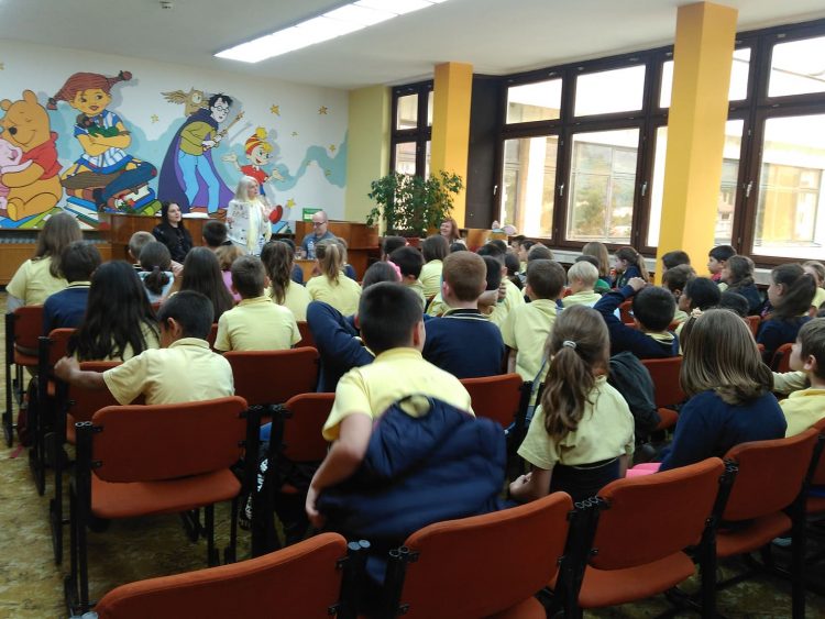 Ваня Георгиева представи новата си книжка пред деца от Севлиево