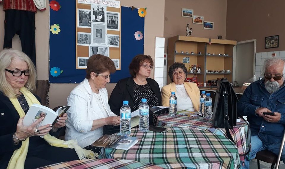 Поети от Севлиево поздравиха жителите на Крамолин за 24 май