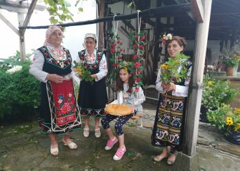 Венец от 77 билки и половина в „Дандолови къщи“ на Еньовден